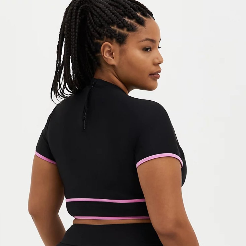 Torrid Black Snake Rose Crop Rashguard NWT - Picture 2 of 11